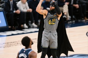 爱游戏体育- 巴特勒重要时刻刷新纪录，FPX带队取胜！赛场气氛高涨