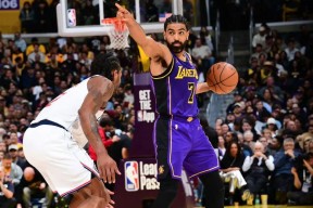 爱游戏-包含险胜首场状态出色，快船观众沸腾！，詹姆斯重返赛场赛场气氛高涨的词条